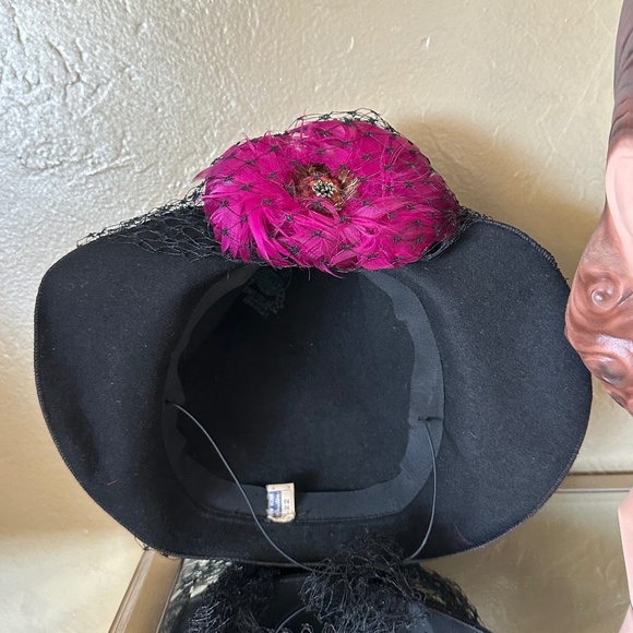 PRETTY 1940s\' BLACK FELT HAT WITH FUCHSIA FEATHER \